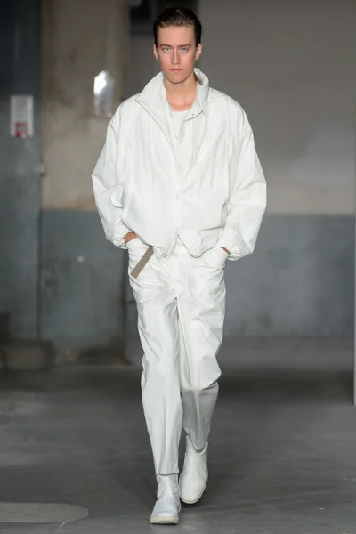 Look 32